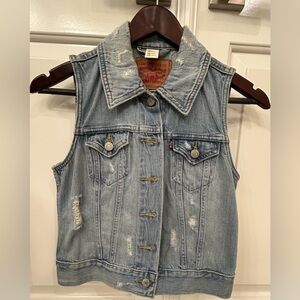 Levis jean relaxed vest. Size XS